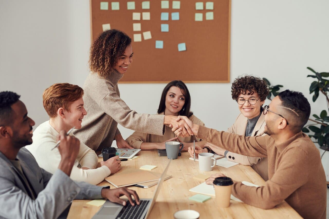 Equipe de produto colaborando em sala de reunião